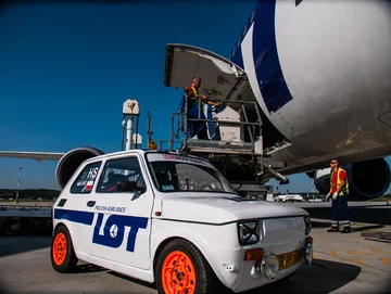 Fiat 126p w malowaniu PLL LOT 