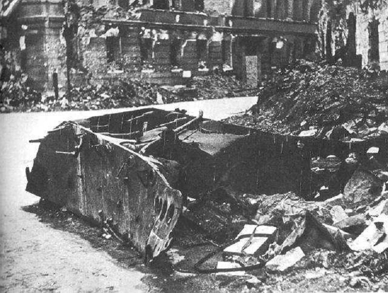 Jak nazywał się niemiecki pojazd, który 13 sierpnia 1944 wybuchł na ulicy Kilińskiego, zabijając ponad 300 osób?