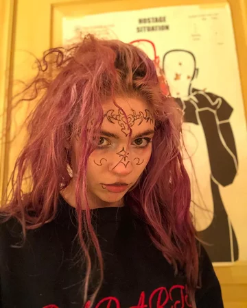 Grimes jako MISS ANTHROPOCENE 