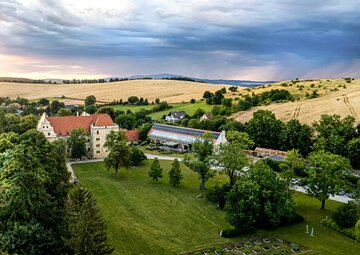 Uroczysko Siedmiu Staw&oacute;w Luxury Hotel położone w&nbsp;malowniczym krajobrazie Dolnego Śląska. Zabytkowy renesansowy zamek otaczają rozległe tereny zielone, tworzące wyjątkową oprawę dla&nbsp;wydarzeń artystycznych