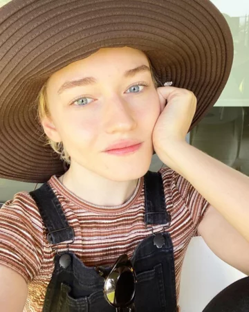 Julia Garner 