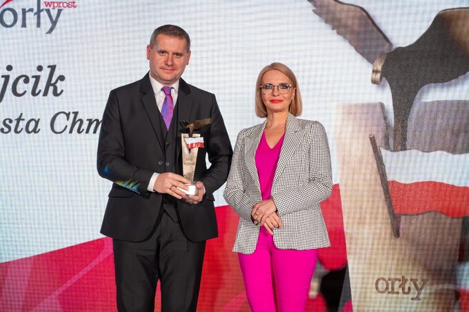 Paweł Wójcik, burmistrz Miasta Chmielnik odbiera nagrodę Orły „Wprost”. Nagrodę wręczyła Marzena Zielińska, Prezes Zarządu Capital Point i Przewodnicząca Kapituły