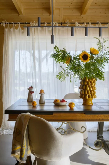 Współczesny dom na Kaszubach zaprojektowany przez Patrycję Majewicz – naturalne materiały, drewno i lokalne inspiracje tworzą spokojne, funkcjonalne wnętrze zakorzenione w krajobrazie 