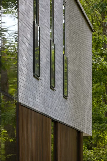 Dom Przenikający autorstwa Exterio Architektura to przykład nowoczesnej architektury, w której światło, natura i starannie zaprojektowana przestrzeń tworzą harmonijną całość 