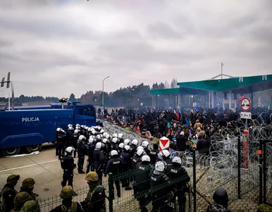 Miniatura: Granica Polska-Białoruś. Policja pokazuje...