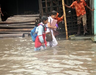Miniatura: Bangladesz pod wodą. 10 tysięcy osób...