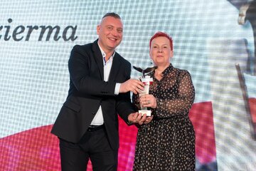 Iwona Dzierma (po prawej) i&nbsp;wręczający nagrodę Karol Wasilewski