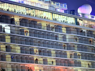 Miniatura: Sześć „złotych klatek” na wodzie. Wojna...