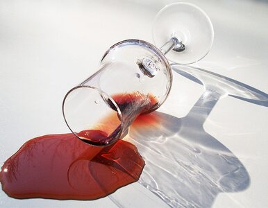 Miniatura: Jak usunąć plamy z czerwonego wina z...