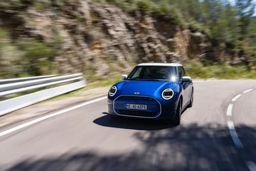 MINI Cooper SE w linii stylistycznej Favoured 