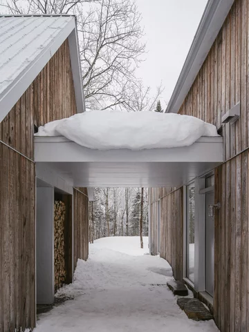 Architekci postawili dom przy samym strumieniu. Efekt? Czysta magia. Projekt EM architecture 