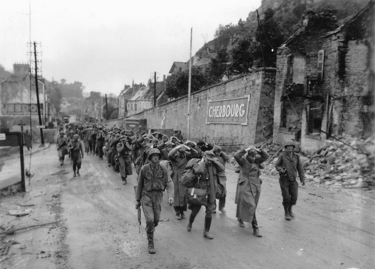 Zwycięzcy i pokonani. Niemieccy jeńcy prowadzeni przez ulicę Cherbourga. 