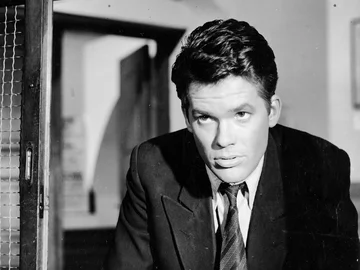 Aktor na zdjęciu to Jerzy Zelnik.