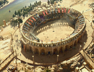 Miniatura: Koloseum, gladiatorzy izakrzywiony telewizor