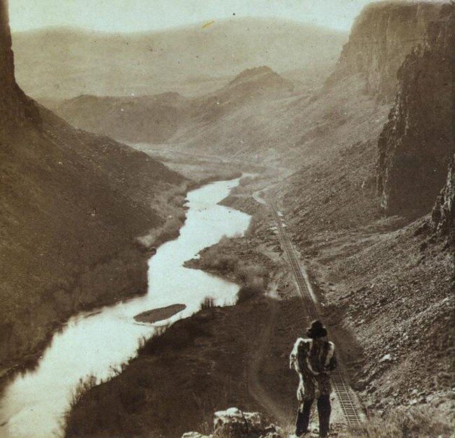 Rdzenny Indianin spogląda na ukończoną właśnie kolej transkontynentalną, 1868 r.