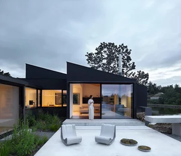 Shoreline House. Nowoczesny dom na wybrzeżu, projekt: Splyce 