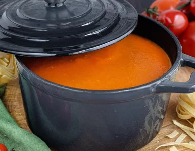 Miniatura: Dosypuję do pomidorowej pół łyżeczki. Smak...