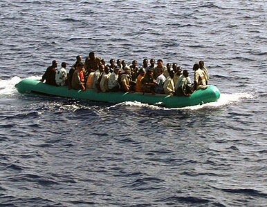 Miniatura: Kuter wypełniony imigrantami dopłynął do Bari