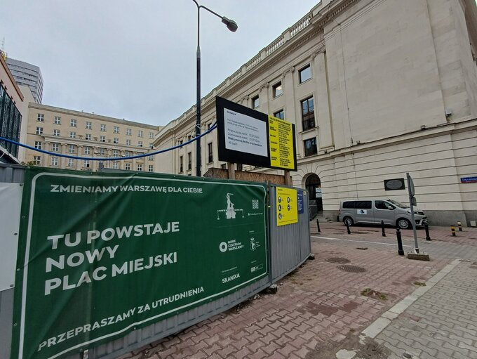 Remont. W tle budynek Filharmonii Narodowej