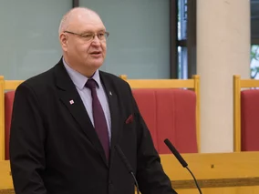 Miniatura: Wiceminister broni sędziów TK przed...