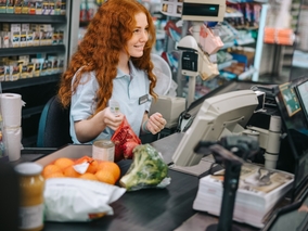 Tyle zarobisz na kasie. Tu pensje dla pracowników zostają podniesione od...