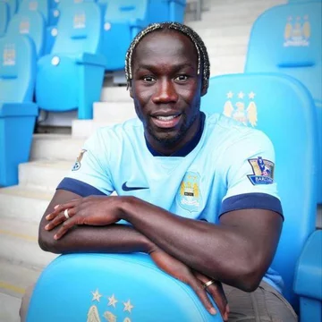 Bacary Sagna przez lata eksponował swoje blond warkoczyki przed kibicami Arsenalu. Po przenosinach do Manchesteru City nic się w tej kwestii nie zmieniło. (fot. Facebook.com)