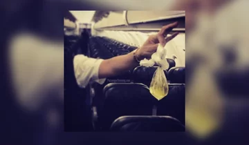 Dziwne zachowania i znaleziska w samolotach. Zdjęcie z profilu Passenger Shaming 
