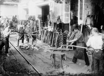 Gięcie litego drewna przy użyciu pary wodnej to technologia, która od ponad 160 lat definiuje charakter mebli produkowanych w Bystřicy pod Hostýnem 