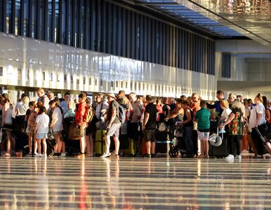 Miniatura: Polacy zostali na wakacjach tydzień...