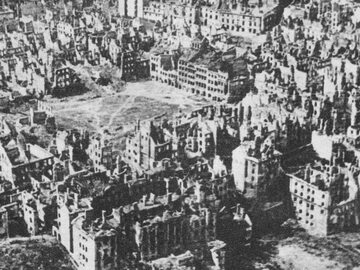 Ruiny Warszawy w styczniu 1945. Widok na Kanonię i Rynek na Starym Mieście