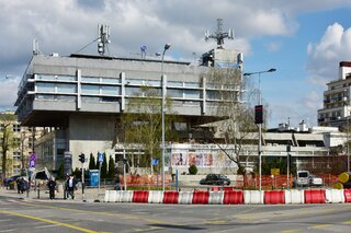 Początkowo Universus miał pełnić funkcję pawilonu służącego do eksponowania zdobyczy radzieckiej myśli technicznej, jednak otwarto go już jako księgarnię –jedną z najnowocześniejszych w Polsce