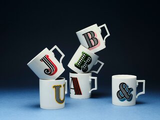 Westwing x MEISSEN, ręcznie wykonane kubki z&nbsp;ozdobnym motywem Initials