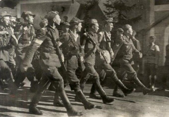 Żołnierze Brygady Świętokrzyskiej w trakcie parady, 1945 rok