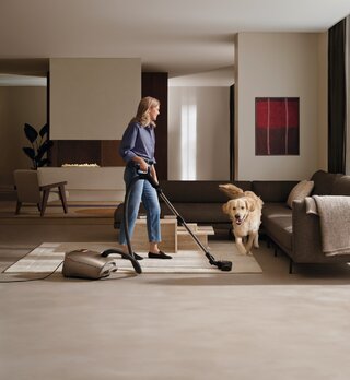 Miele Guard to nowa seria odkurzaczy workowych zaprojektowana z myślą o użytkownikach, którzy oczekują niezawodności, wygody i w pełni kontrolowanego sprzątania