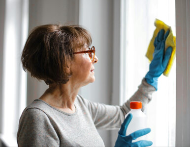 Miniatura: Rozpuszczam 2 tabletki w wodzie i myję...