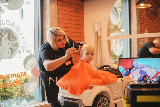 Na najmłodszych klientów salonów Haircut Express czekają atrakcje, takie jak kącik zabaw