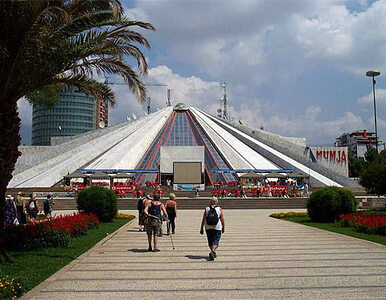 Miniatura: Piramida Hodży w Tiranie zostanie rozebrana