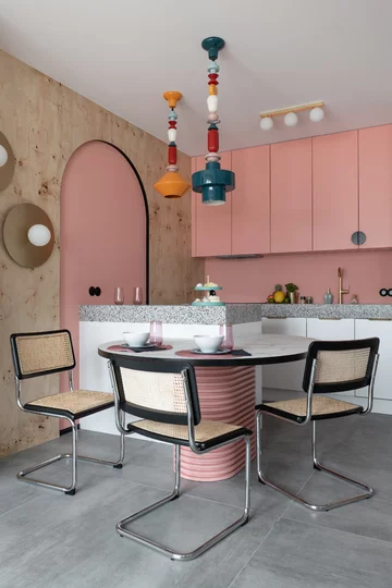 Różowe mieszkanie z miejscem do pracy, projekt KODO KODO, różowe, małe, mieszkanie