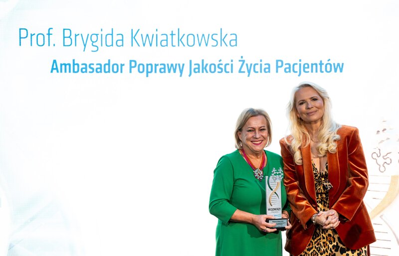 Prof. Brygida Kwiatkowska i wręczająca nagrodę Anna Jurksztowicz