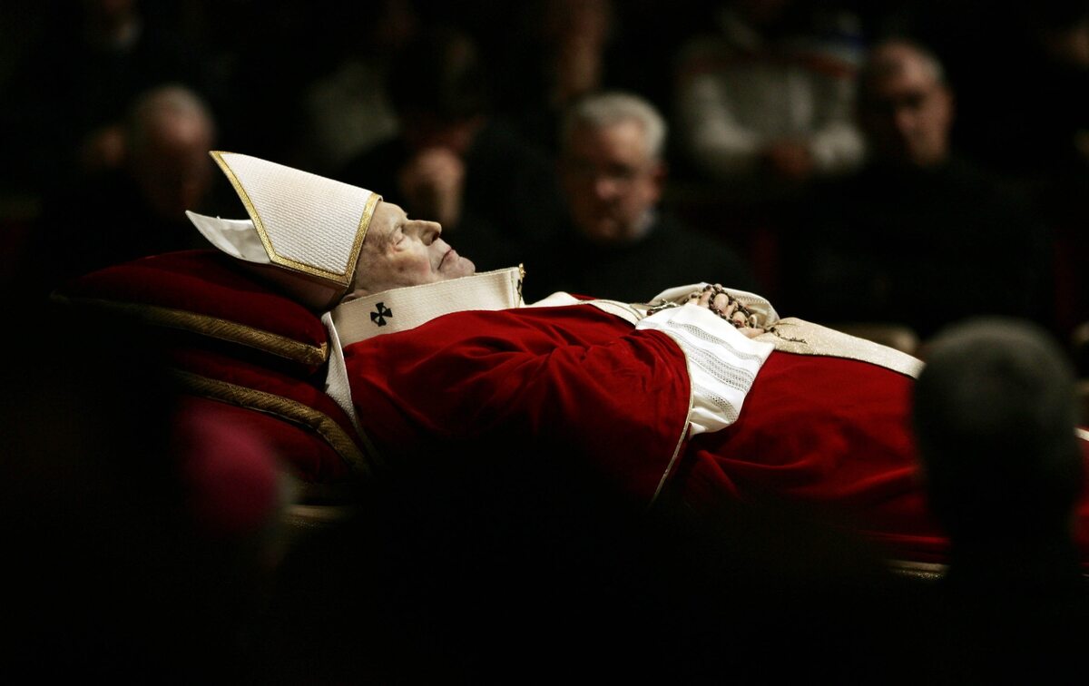 Ciało Jana Pawła II tuz przed pogrzebem w 2005 roku 