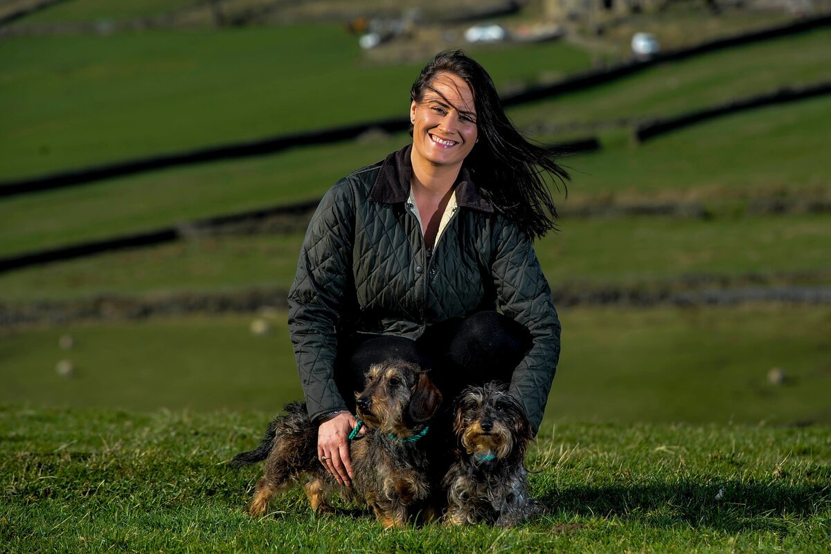 Sarah Mclellan z psami 