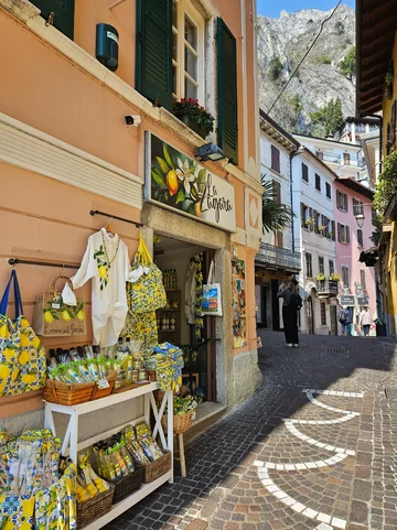 Sklepy z pamiątkami na starówce 