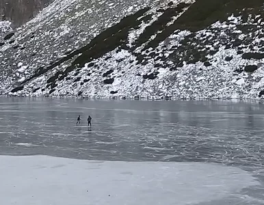 Miniatura: Jeździli na łyżwach po stawie w Tatrach....