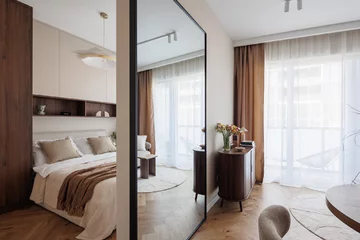 Ciepła kolorystyka, zabudowy na wymiar i inspiracje stylem mid-century modern tworzą wnętrze, które łączy ponadczasową estetykę z codzienną funkcjonalnością 