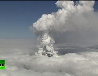 Miniatura: Gigantyczna erupcja wulkanu - wyrzut pyłu...