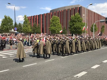 Pieszą część defilady Wierni Polsce – poczty sztandarowe jednostek Wojska Polskiego 