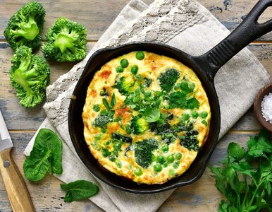 Wiosenny omlet z zielonymi warzywami. Idealny na chłodniejsze dni