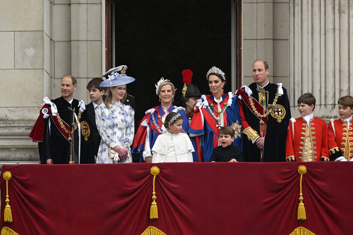 Rodzina królewska na balkonie Pałacu Buckingham 