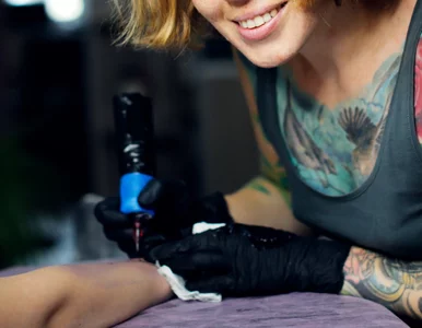 Miniatura: Wytatuowała sobie logo PiS-u. Zdjęcie...