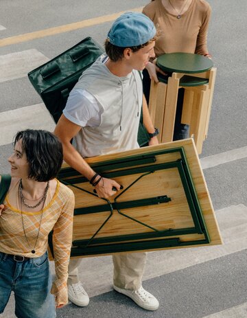 Nowa kolekcja IKEA KOMPISHÄNG powstała z myślą o niewielkich i wynajmowanych mieszkaniach. Meble mają być łatwe do przenoszenia i zmieniać funkcję wraz z potrzebami użytkownika 